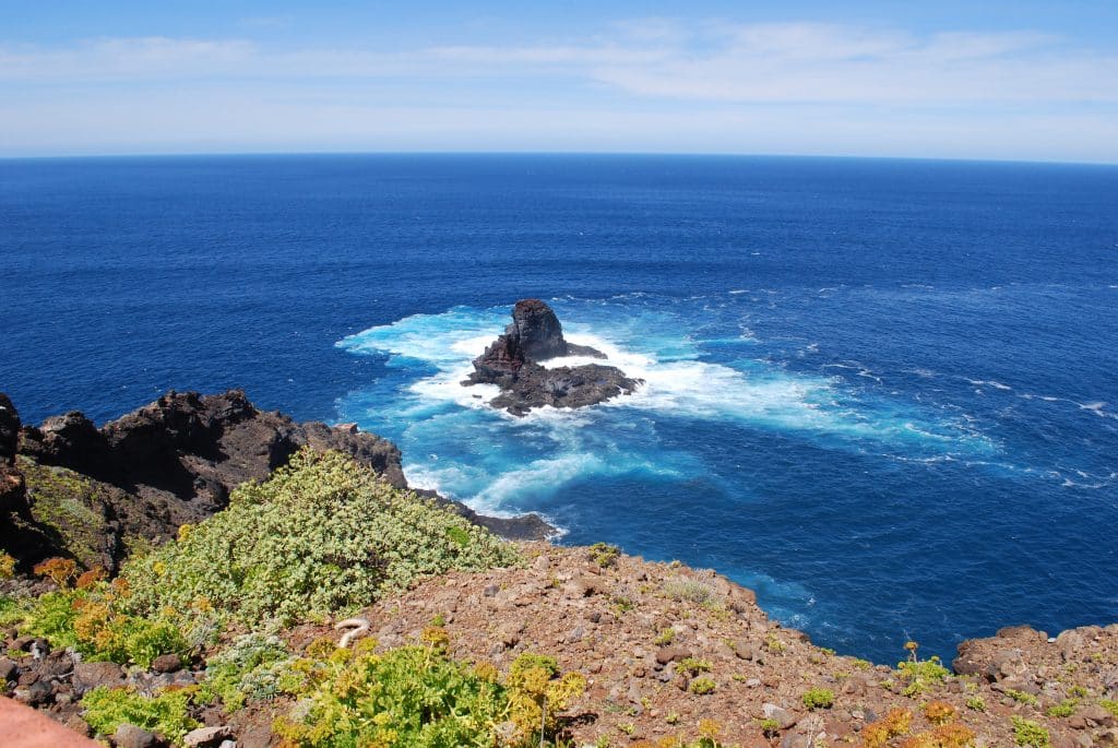 Küstenfelsen Roque Santo Domingo bei Garafía auf La Palma, umgeben von tiefblauem Atlantik