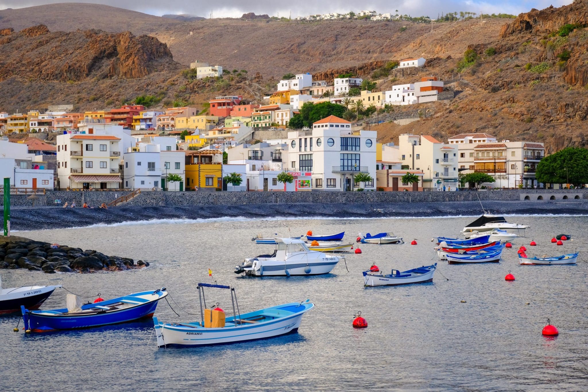 Hafen von Playa de Santiago auf La Gomera mit bunten Booten und Häusern