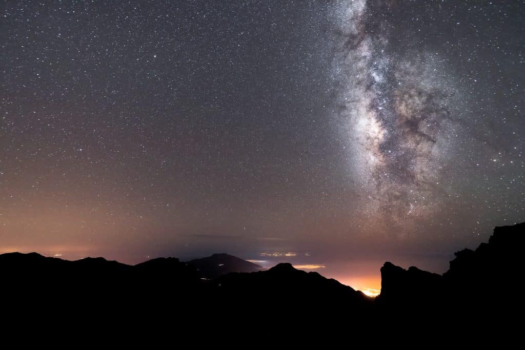 Luftaufnahme von El Paso und Los Llanos de Aridane auf La Palma bei Nacht mit Lichtern und Bergen