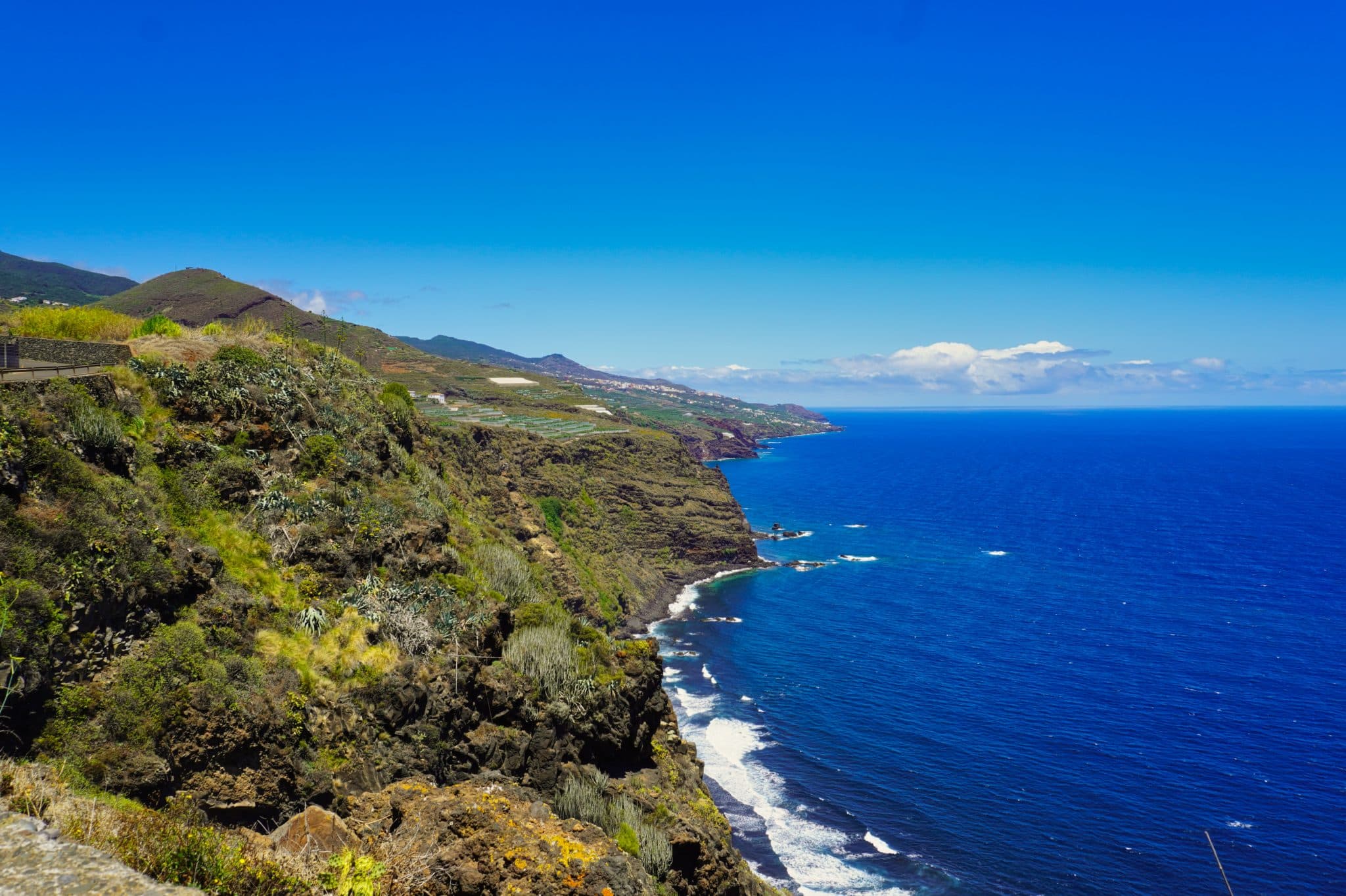 Playa de Nogales auf La Palma mit schwarzem Sand und steilen Klippen unter blauem Himmel