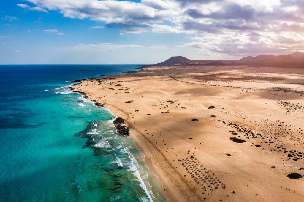 Sanddünen im Naturpark Corralejo auf Fuerteventura mit Blick auf den Atlantik
