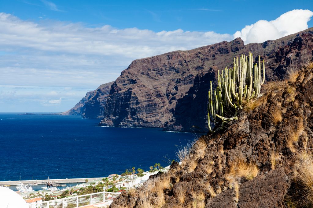 Los Gigantes Bis zu mehrere hundert Meter hohe Steilklippen an der Westküste.