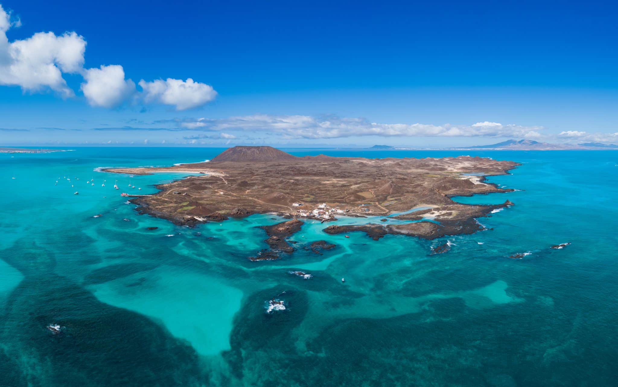 Isla de Lobos vor der Küste von Fuerteventura mit Vulkanlandschaft und Meer