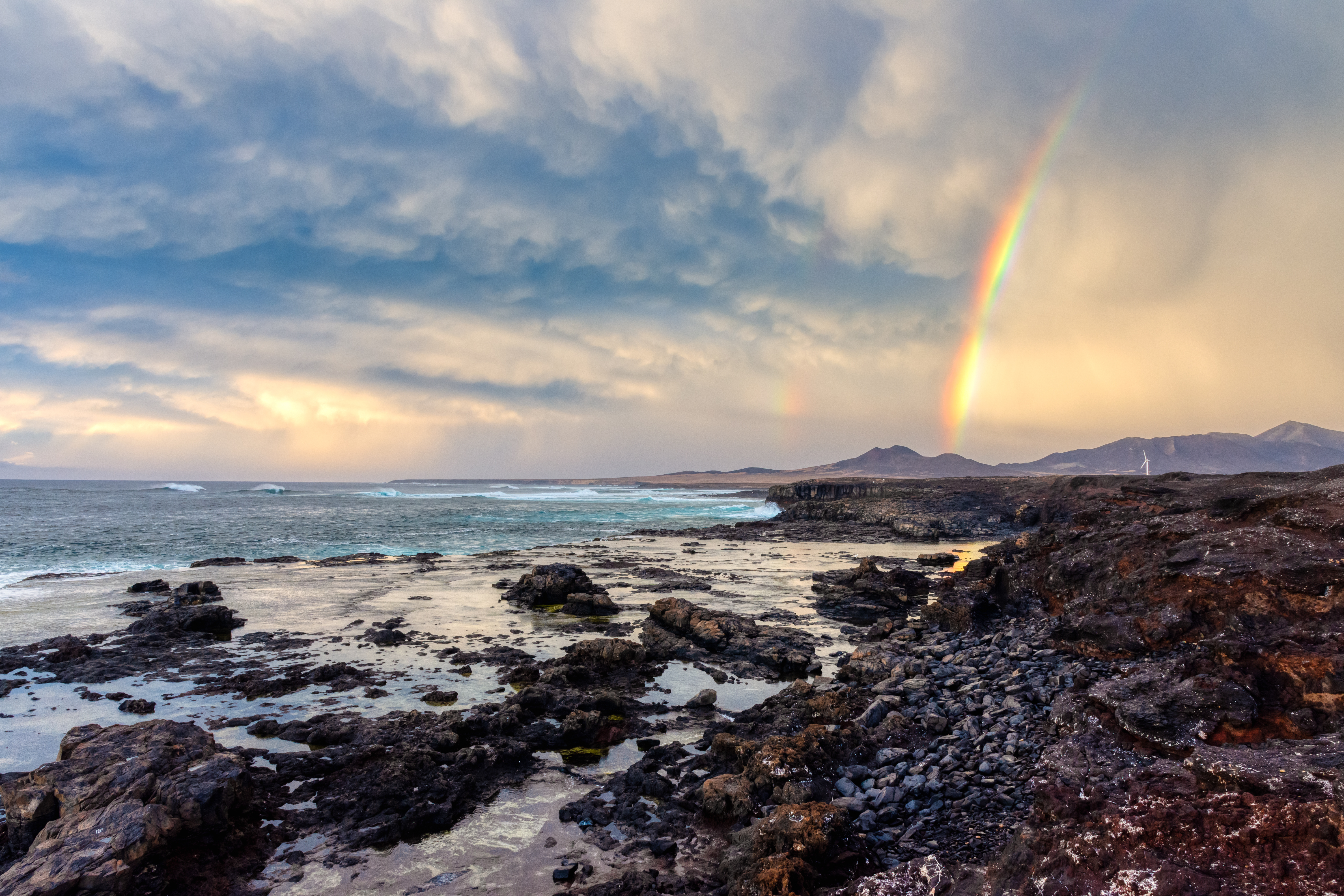 Regenbogen über der Felsküste im Norden Fuerteventuras
